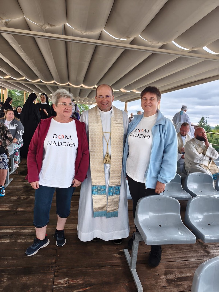 Pamiątkowe zdjęcie na szczycie Jasnej Góry z pielgrzymkami w koszulkach Dom Nadziei
