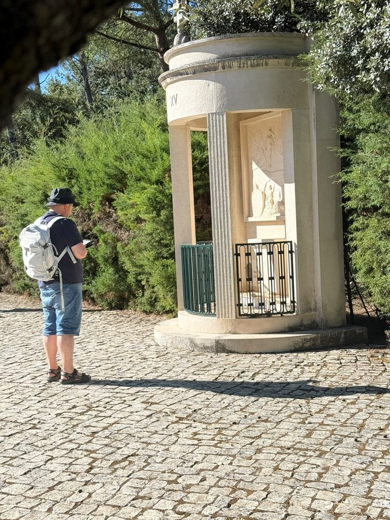 Prowadzę nabożeństwo drogi krzyżowej w Fatimie, przy stacji XV