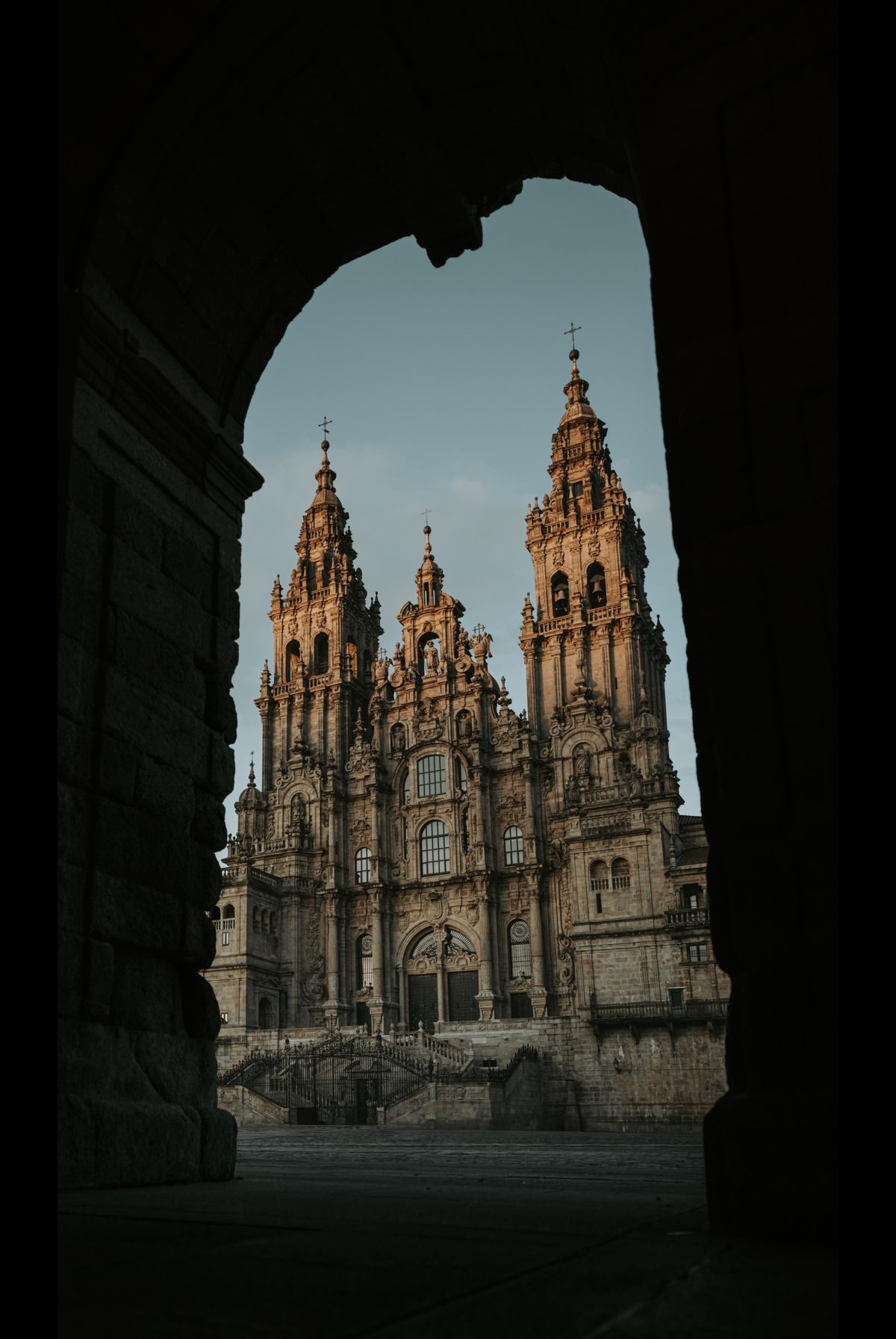 Katedra w Santiago de Compostela widziana przez bramę
